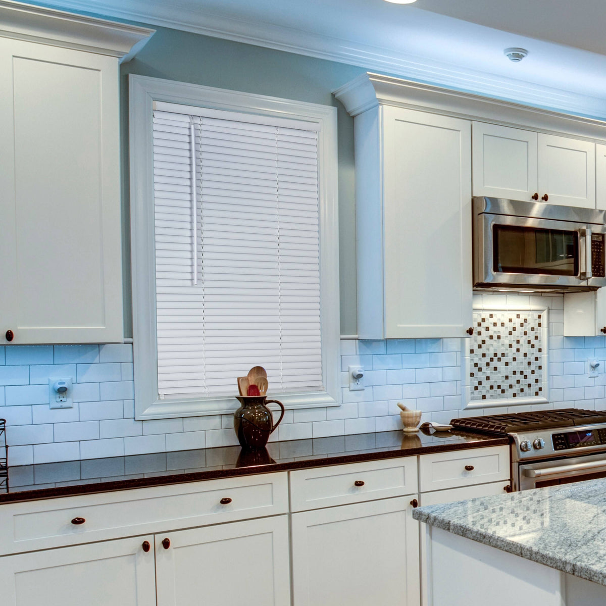 White Vinyl Blind O31423
